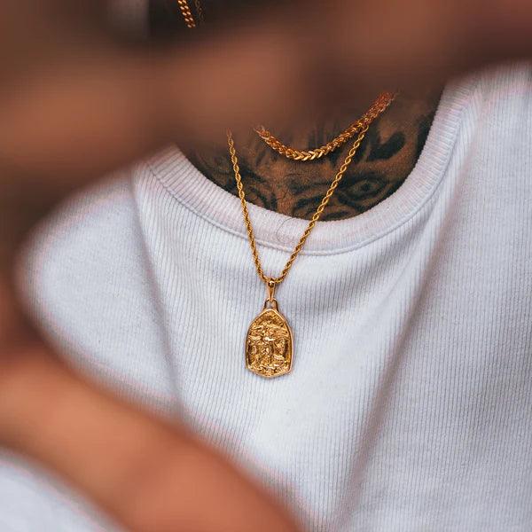 Golden Guys: Unveiling the Top Styles and Care Tips for Men's Gold Chain Necklaces - Hommes Oro