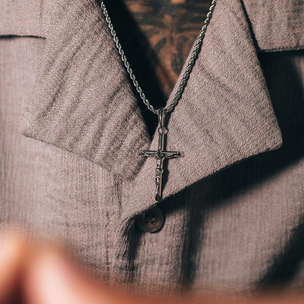 Iconic Cross Pendants: Timeless Symbols of Faith, Style, and Versatility - Hommes Oro