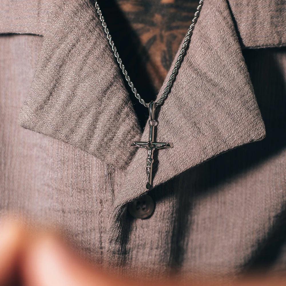 Exploring the Appeal of Men's Stainless Steel Cross Necklaces - Hommes Oro