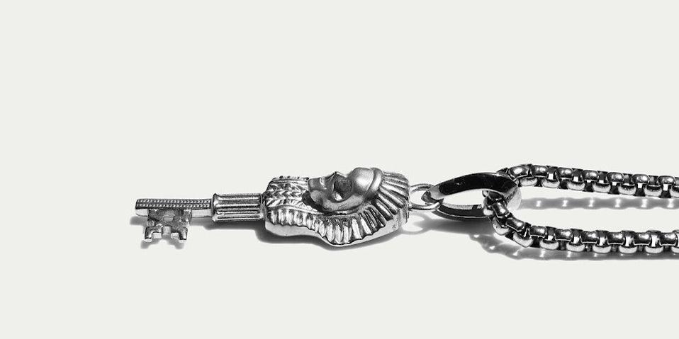 The Pharaoh Skull Key Pendant: A Must-Have Accessory - Hommes Oro