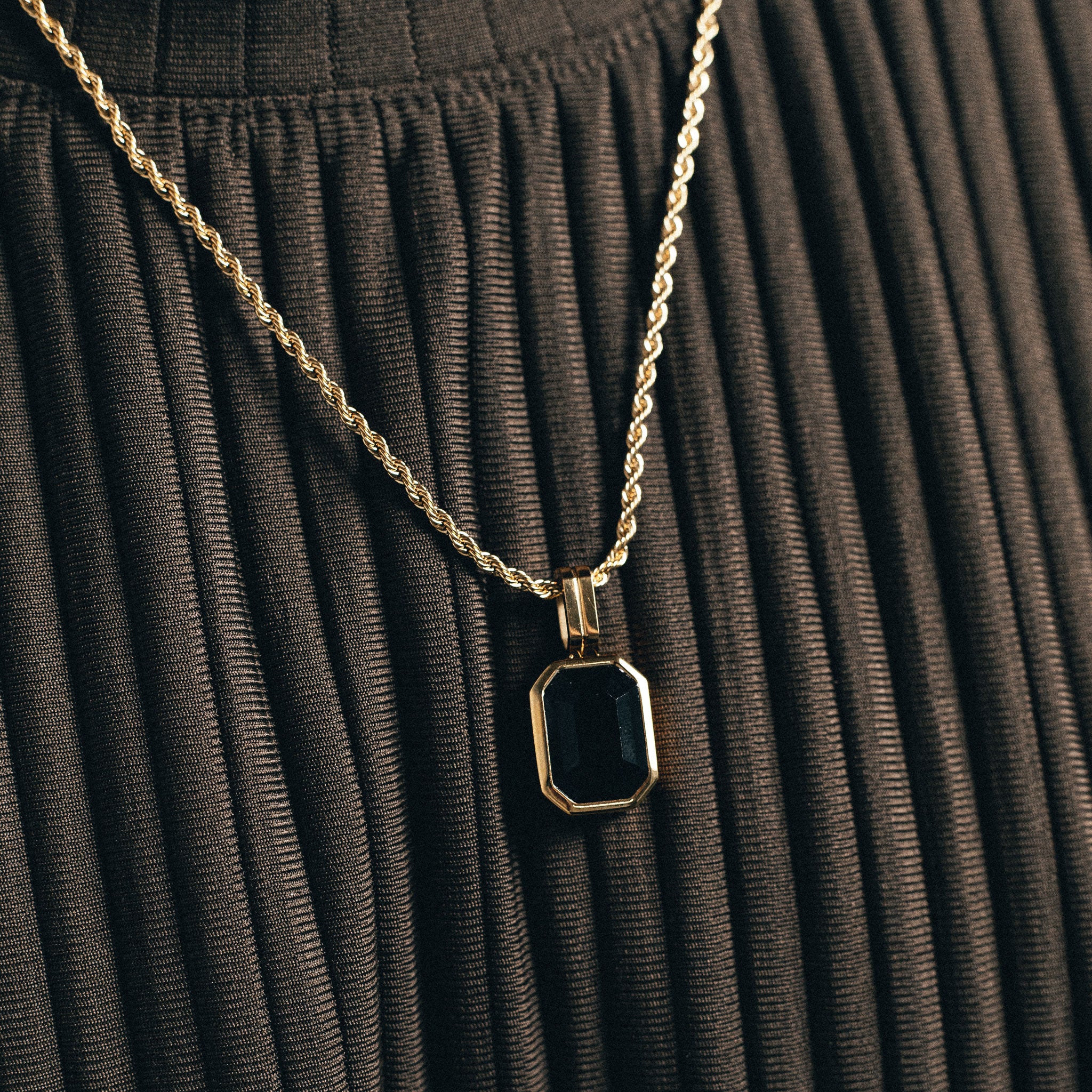 Onyx Vitesse Gemstone Pendant - Gold