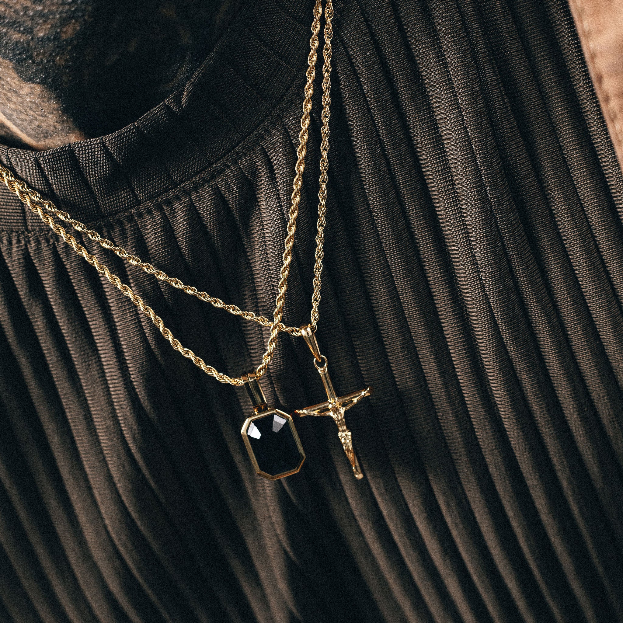 Onyx Vitesse Gemstone Pendant - Gold