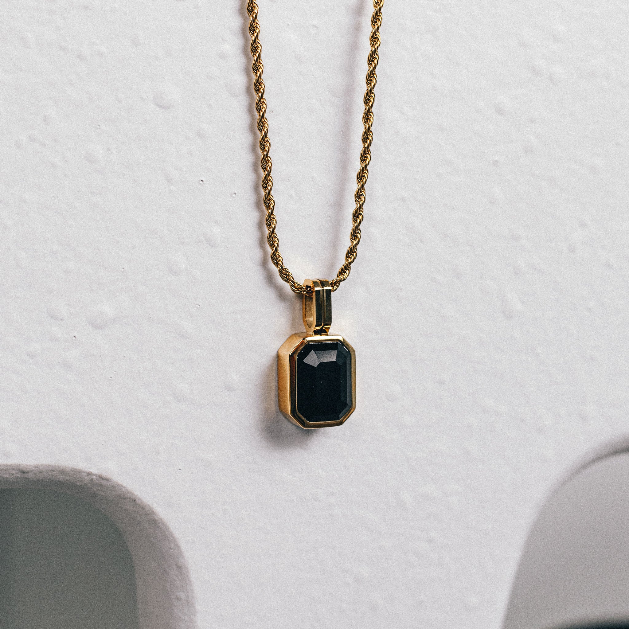 Onyx Vitesse Gemstone Pendant - Gold